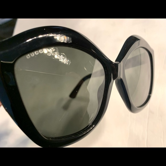 Gucci sunglasses large black frame black lenses green velvet case green pouch - Picture 7 of 12